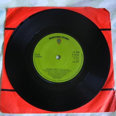 Alice Cooper - School's Out b/w Gutter Cat (Warner Bros. Records 1972)