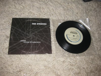 The Strokes "Under cover of Darkness" - RCA. 1st Press. Black/????