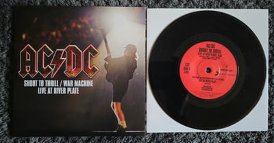 AC/DC - Shoot To Thrill/War Machine: Live at Rive Plate | 7" | Columbia Records/Sony Records | Black (RSD 2011 Exclusive)